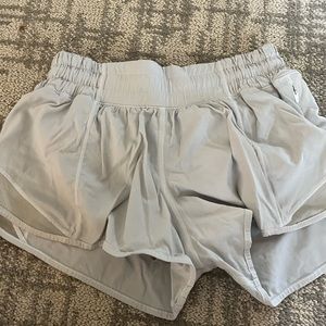 lululemon hotty hot 2.5” shorts
